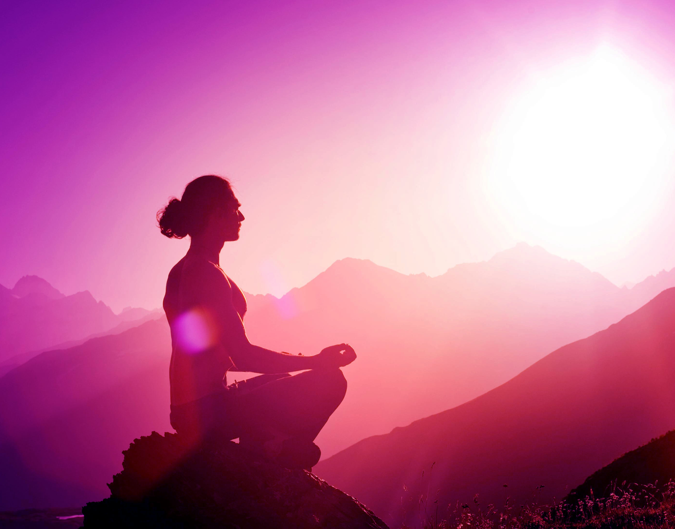 Meditation healing. Медитирующая девушка в лучах солнца. Медитация в горах. Йога на рассвете. Медитация на рассвете.
